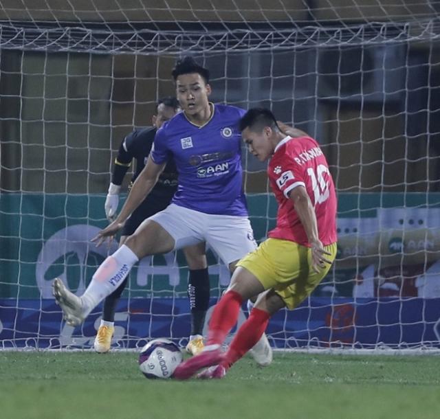 1627816713642026398.png 张文切(蓝衣者)与范俊海(粉衣者)是此番越南国家队中的两位新人.png